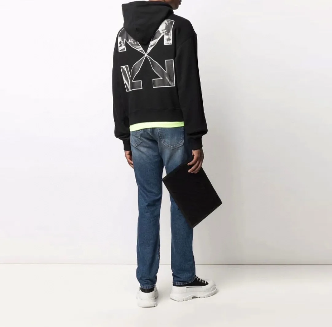 ♻️💯Upper body reference model picture❤️【New】Top tested version OFF-WHITE OW Caravaggio's classic religious male and female couple star's same style pure cotton hooded sweatshirt. This short-sleeved one is made of 460g double-ply double yarn terry fabric. The front and back printing is with thermoset ink and digital direct injection technology, which is clear and delicate and perfectly restored. This black and white religion is not at the same level of difficulty as the 21 color religions. You should know that color graffiti can use multiple colors to present a three-dimensional sense of the picture, but the black and white version cannot. Because there are only black and white, only the transition between black and white can bring out the three-dimensionality of the picture, just like a sketch. In terms of color scanning, multiple manual adjustments are required, and the direct inkjet head also needs to be debugged. If these delicate tasks are not done, it is impossible to restore the essence of ZP. Only when the color transition is smooth can you make a good print. Coupled with the original fabric + a new custom-woven collar label, it can be called the top version. Size: XS-L Color; Black P:390